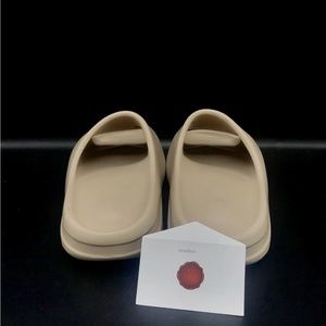 Yeezy slides size 8